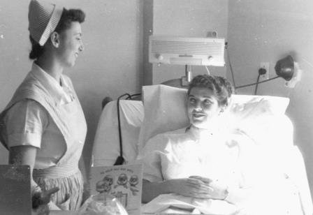 nurse speaking to a patient