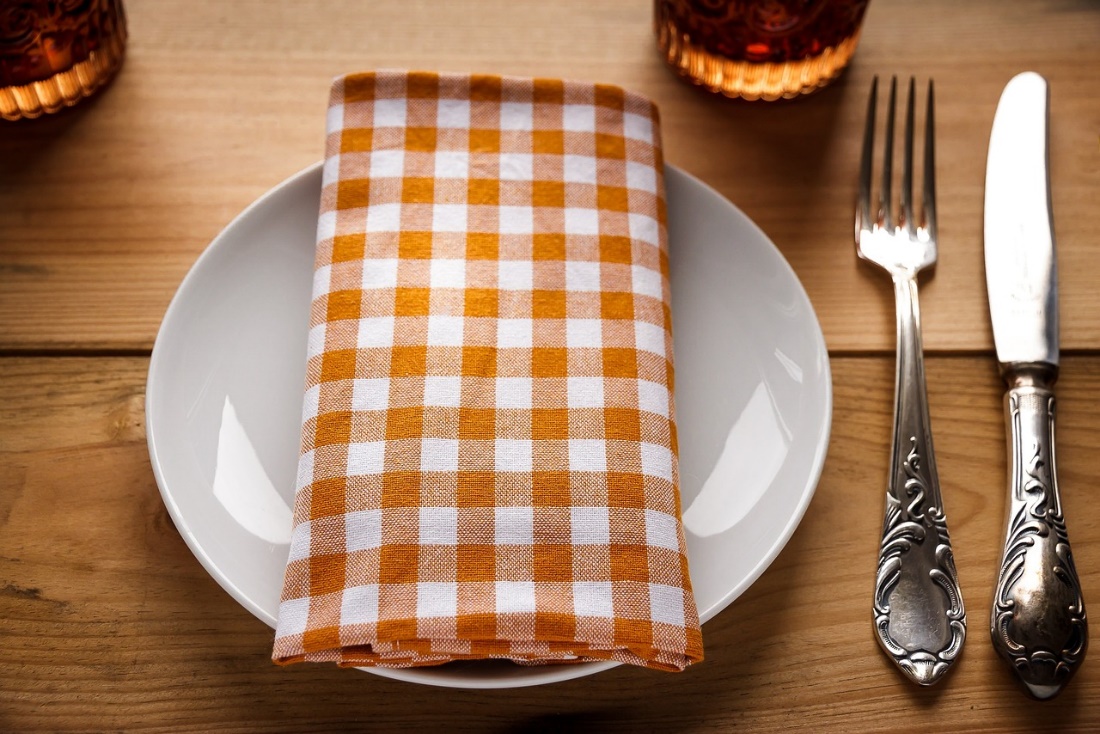 A plate with cloth and cutlery